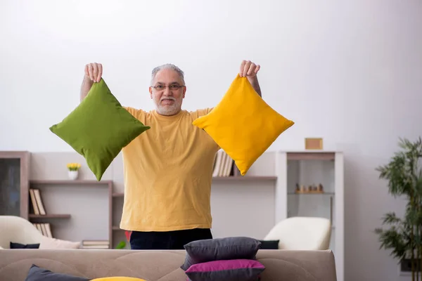 Hombre Viejo Con Muchas Almohadas Casa —  Fotos de Stock