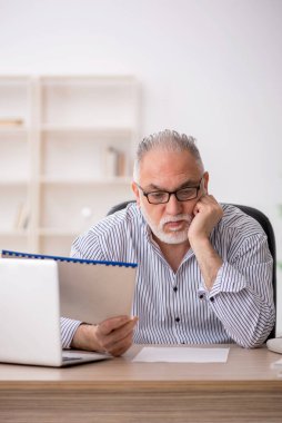 Ofiste çalışan eski bir çalışan.