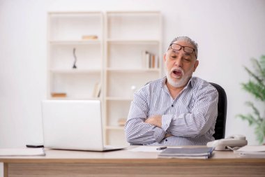 Ofiste çalışan eski bir çalışan.