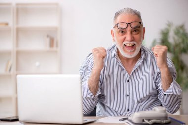 Ofiste çalışan eski bir çalışan.