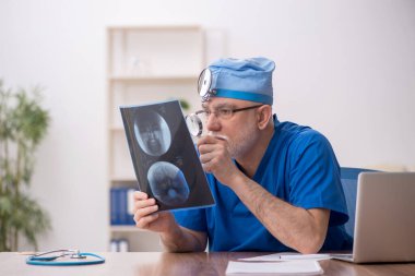 Klinikte çalışan yaşlı doktor otolog.