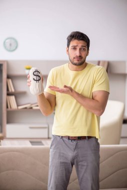 Maaşlı genç adam konsepti.