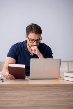 Tele-yayın konseptinde genç öğretmen