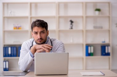 Teletıp konseptinde genç doktor