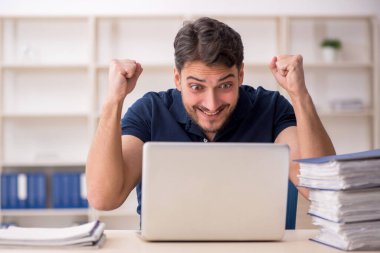 Genç çalışan işyerinde oturuyor.