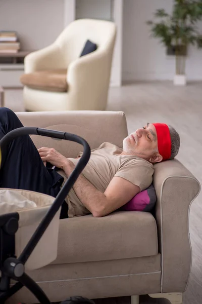 Ηλικιωμένος Άντρας Που Φροντίζει Νεογέννητα Στο Σπίτι — Φωτογραφία Αρχείου