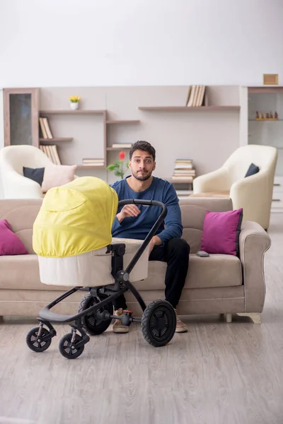 Man Looking New Born Home — Stock Photo, Image