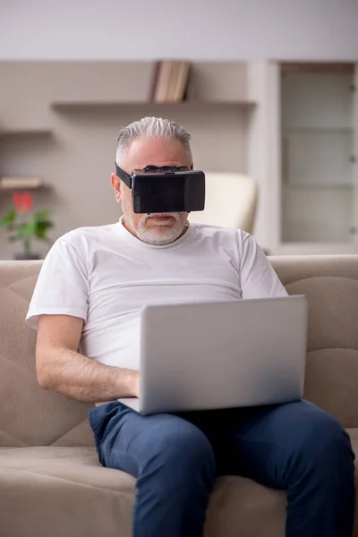 Åldrad Man Njuter Virtuella Glasögon Hemma — Stockfoto