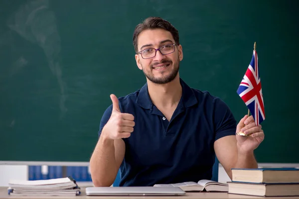 Nauczyciel Języka Angielskiego Przed Zieloną Tablicą — Zdjęcie stockowe