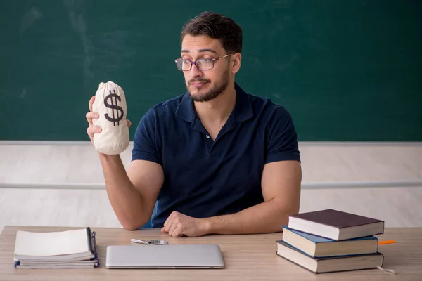 Sınıfta Para Çantasını Tutan Genç Öğretmen — Stok fotoğraf