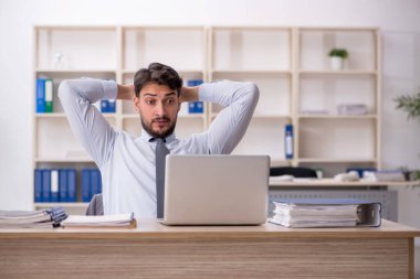 İş yerinde çalışan genç bir çalışan.