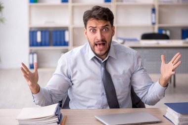 İş yerinde çalışan genç bir çalışan.