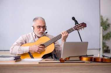 Sınıftaki eski müzik öğretmeni.