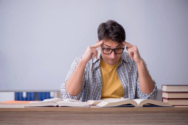 Sınıfta sınava hazırlanan genç bir öğrenci.