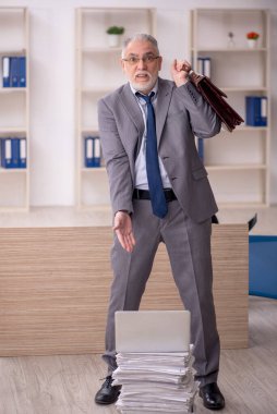 Eski bir işadamı ve ofiste çok fazla iş var.