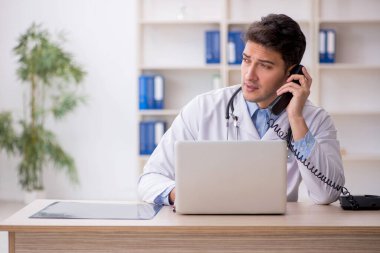 Teletıp konseptinde genç doktor