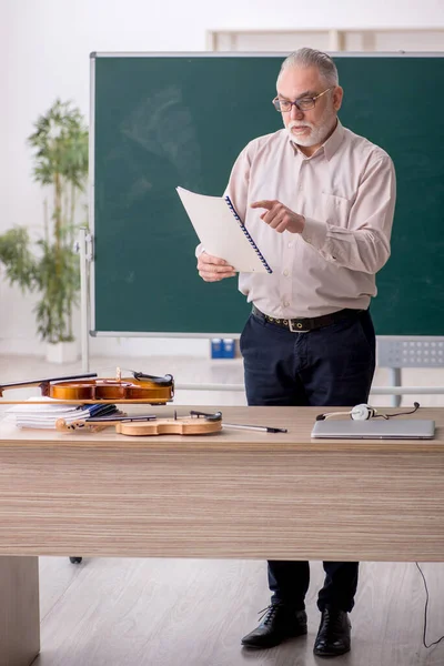在教室里拉小提琴的老老师 — 图库照片