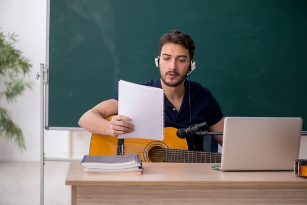 Junge Musiklehrerin Sitzt Klassenzimmer — Stockfoto
