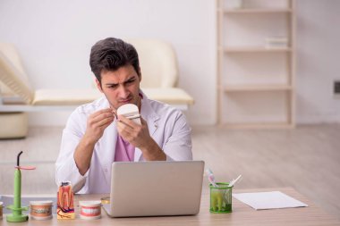 Hastanede çalışan genç bir dişçi.