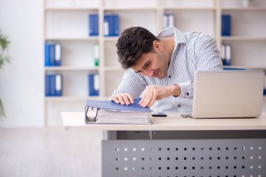 İş yerinde çalışan genç bir çalışan.