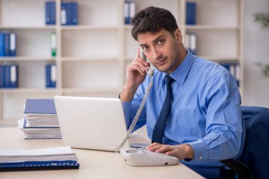 İş yerinde çalışan genç bir çalışan.