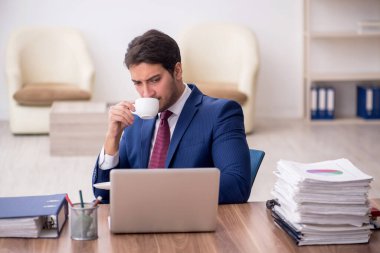 Molada kahve içen genç bir çalışan.