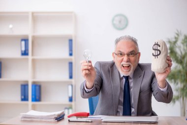 Eski maaş konsepti çalışanı.