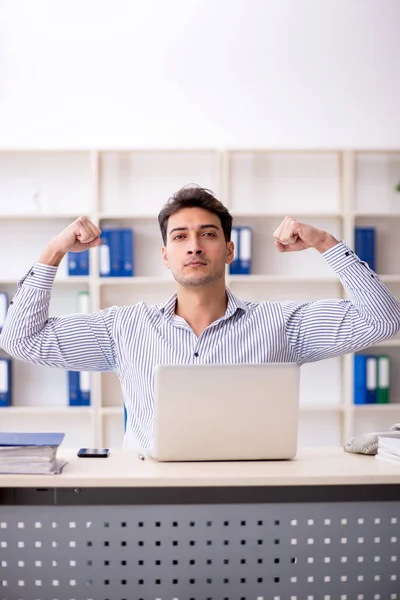 Giovane Dipendente Che Lavora Sul Posto Lavoro — Foto Stock