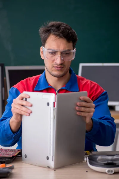 Young Repairman Repairing Computers Classroom — Stock Photo, Image