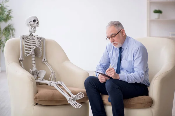 Vieux Psychologue Rencontre Avec Squelette — Photo