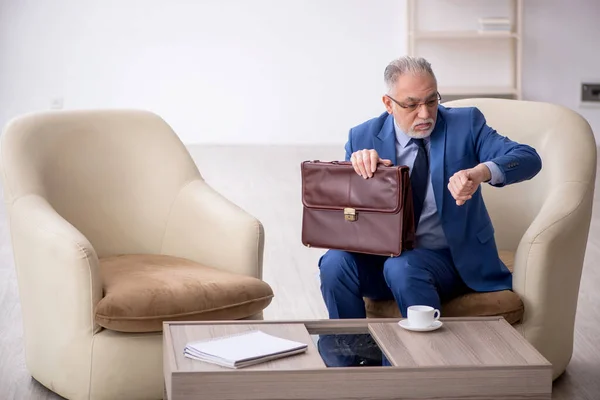 Alt Männlich Boss Warten Auf Business Meeting — Stockfoto