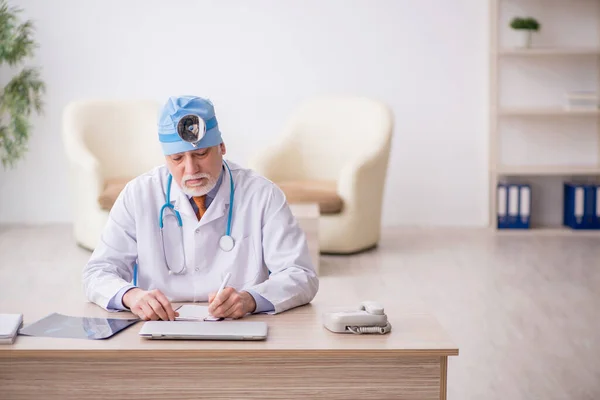 Gammal Läkare Otolog Som Arbetar Sjukhuset — Stockfoto
