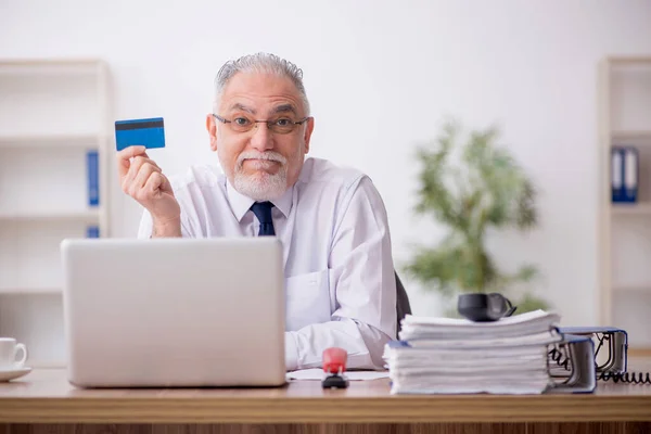 Velho Empregado Segurando Cartão Crédito — Fotografia de Stock