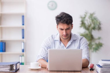 İş yerinde çalışan genç bir çalışan.