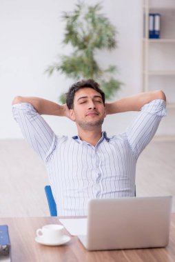 İş yerinde çalışan genç bir çalışan.