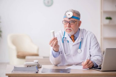 Hastanede çalışan yaşlı doktor otolog.