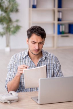 Ofiste çalışan genç bir çalışan.