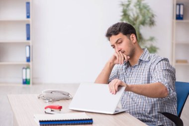 Ofiste çalışan genç bir çalışan.