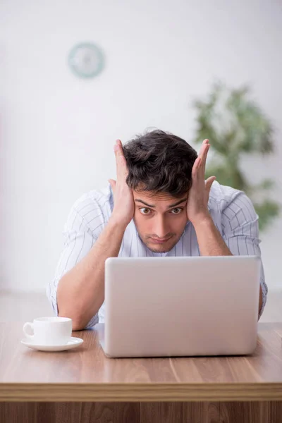 Giovane Dipendente Che Lavora Sul Posto Lavoro — Foto Stock