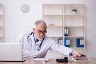 Hastanede çalışan yaşlı doktor.