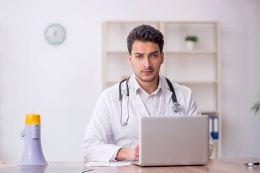 Teletıp konseptinde genç doktor