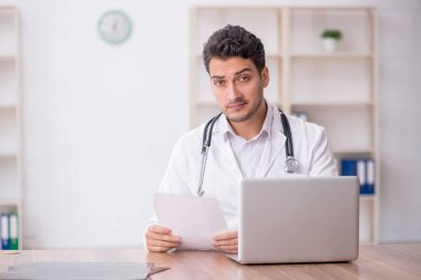 Teletıp konseptinde genç doktor