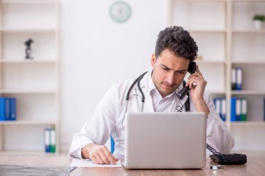 Teletıp konseptinde genç doktor