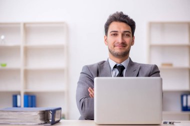 Ofiste çalışan genç bir çalışan.