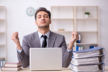 Ofiste çalışan genç bir çalışan.