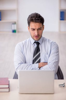 Ofiste çalışan genç bir çalışan.