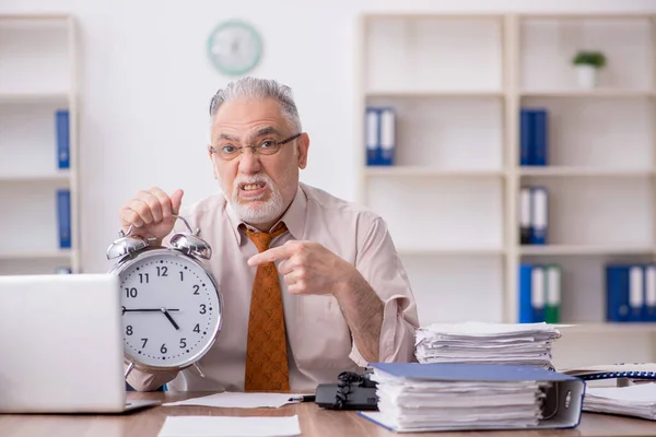 时间管理概念中的老员工 — 图库照片