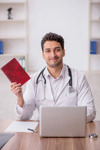 Young Doctor Reading Book Clinic — Stock Photo, Image
