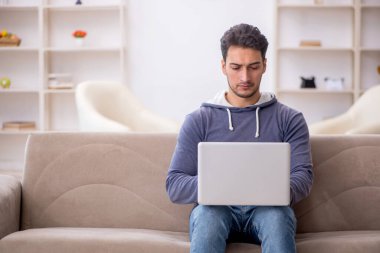 Salgın sırasında evden çalışan genç bir serbest çalışan.