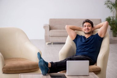 Salgın sırasında evden çalışan genç bir serbest çalışan.